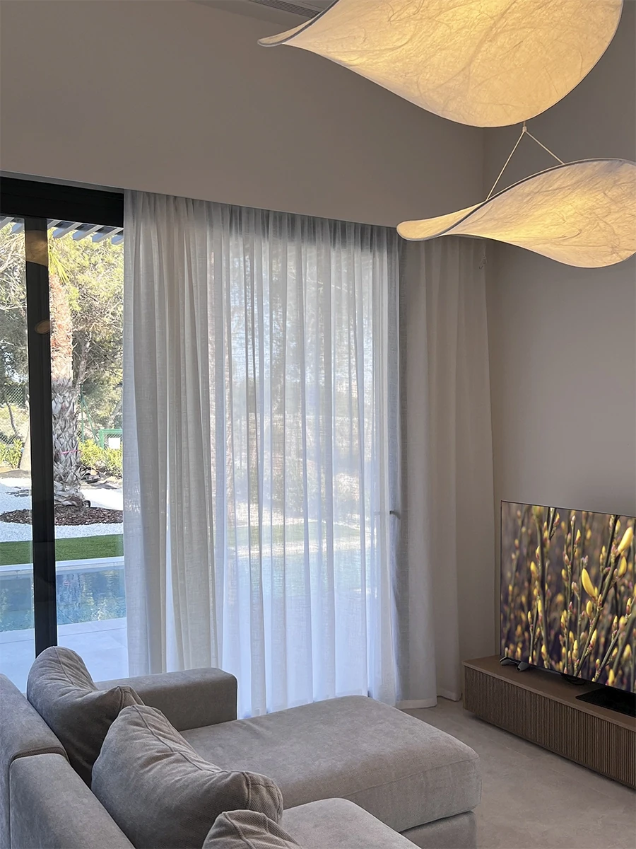 Cortinas Blanca a medida para crear un ambiente luminoso y acogedor en Alicante.