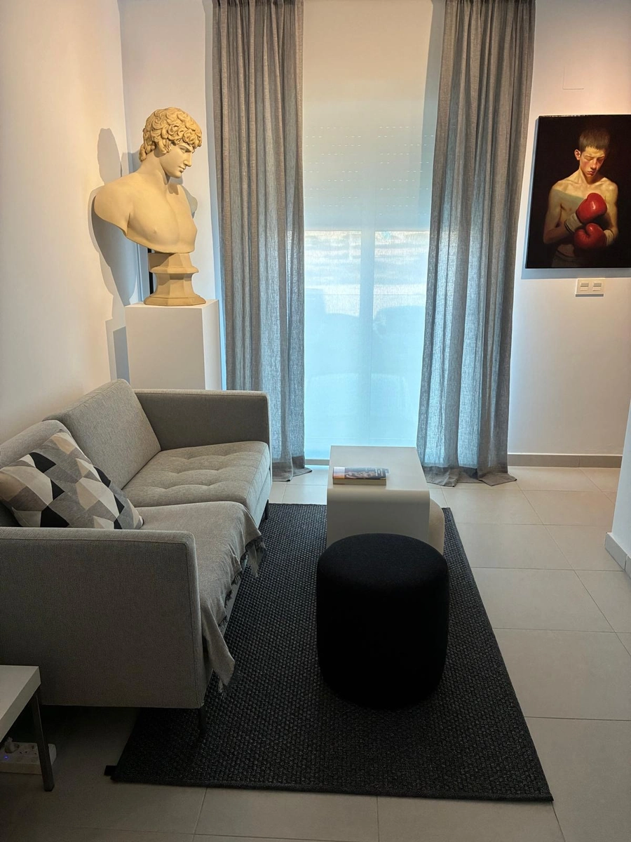 Cortina blanca con visillo gris en sala playa de san juan
