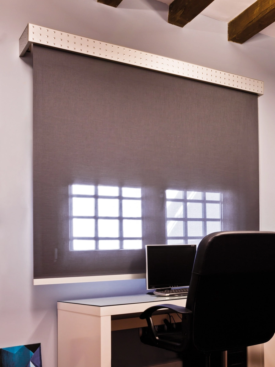 Estor textil a medida para dormitorio, acabado cálido y decorativo en Alicante.