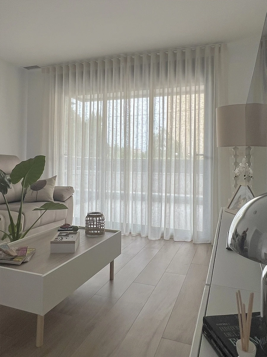 Cortinas Blanca luminosa a medida para crear un ambiente luminoso y acogedor en zonaAlicante.