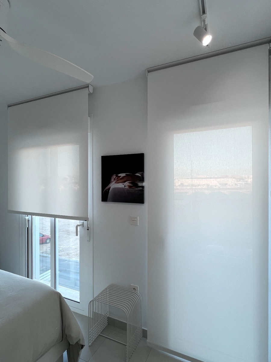 Estor textil a medida para dormitorio, acabado cálido y decorativo en Alicante.