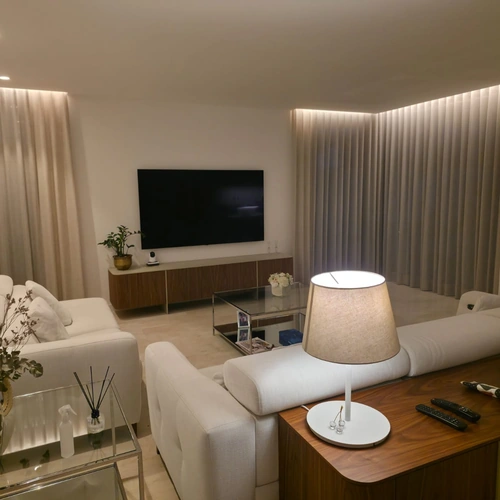 Confección e instalación de cortinas a medida para salones de lujo en Alicante centro.