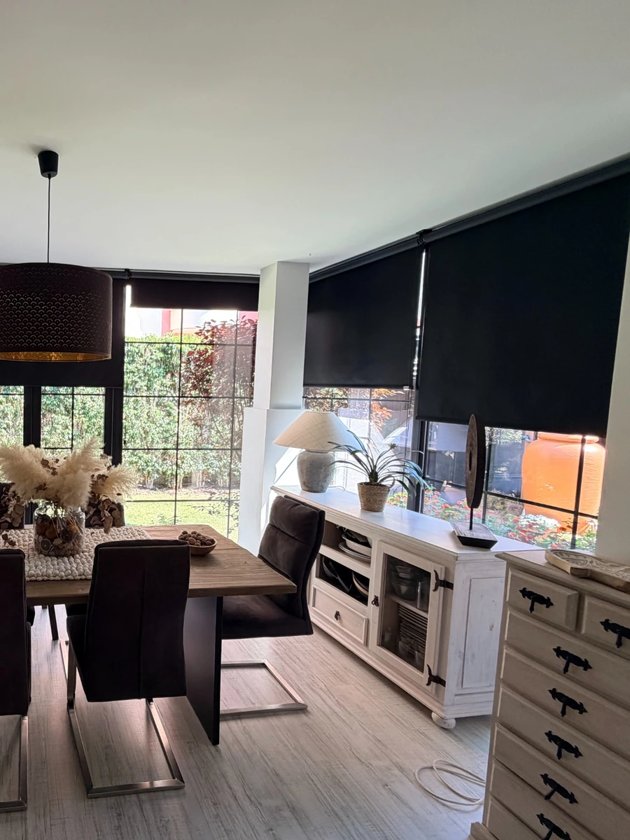 Estor textil a medida para sala comedor, acabado en negro y decorativo en Alicante.